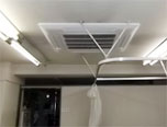 クリニックの天井に設置された業務用エアコン