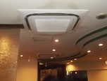 飲食店の天井に設置された業務用エアコン